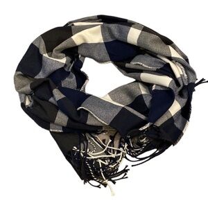 Plush scarf . Very good condition. 26”70”